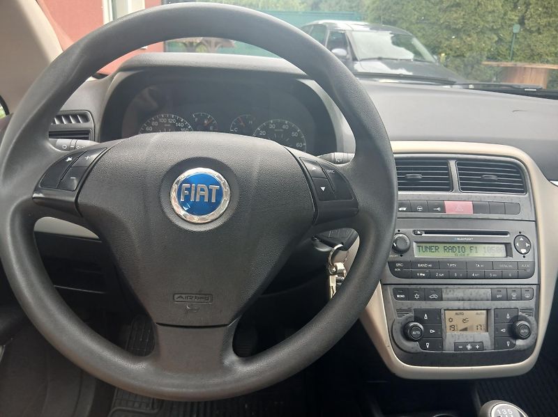 Fiat Grande Punto 1.4i 57 kW  - fotka 16 z 29