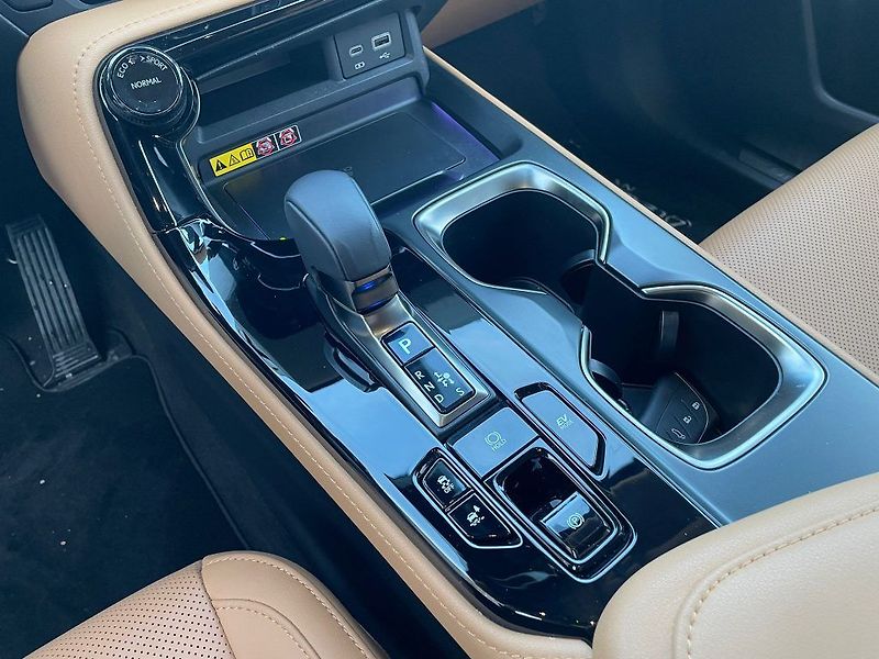 Lexus NX 350h - fotka 28 z 29