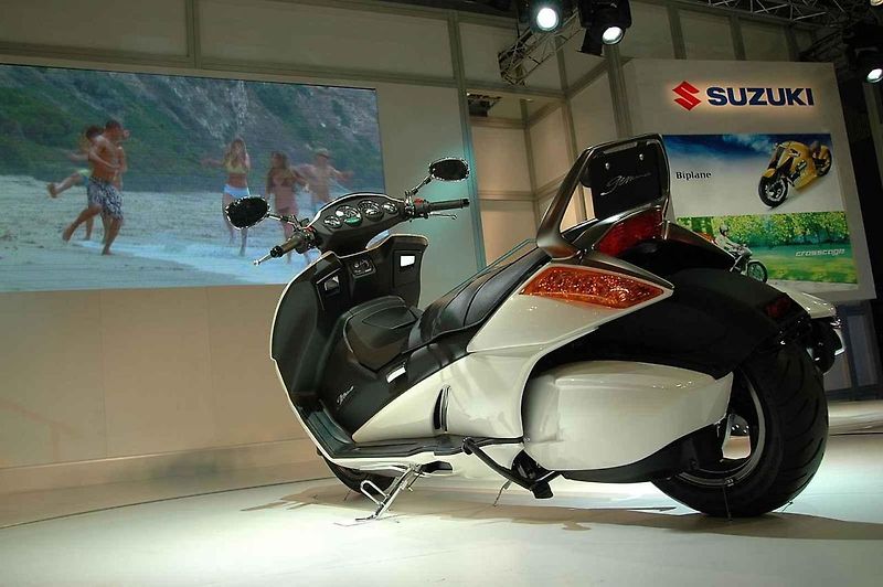Japonskému skútru Suzuki propůjčil své jméno ve své době jeden z nejpopulárnějších italských herců Guiliano Gemma.