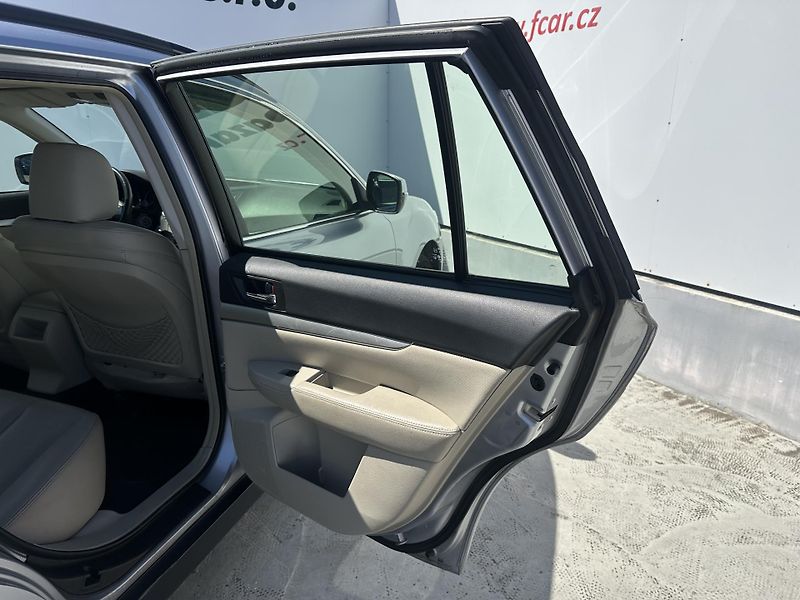 Subaru Outback (2012) 2.0 D 4x4 manual  - fotka 15 z 30