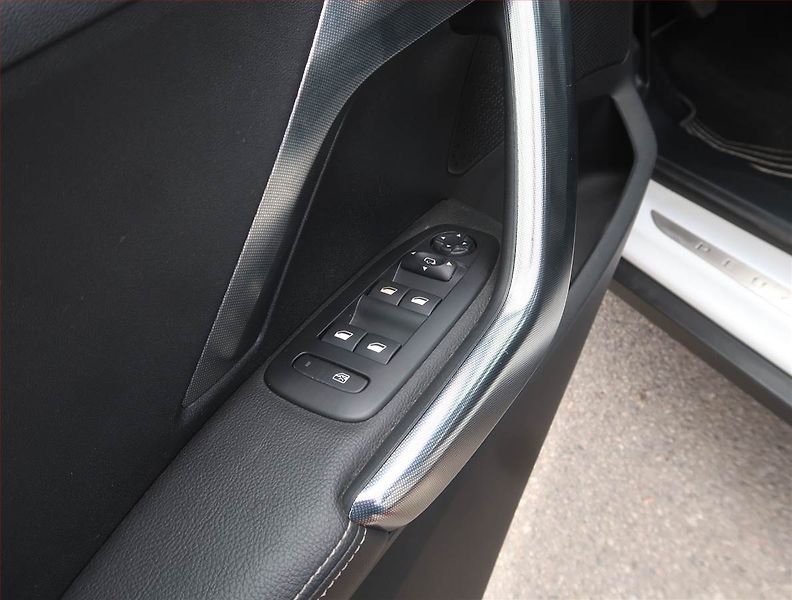 Peugeot 2008 (2014) 1.6 VTi, Serv.kniha, Navi - fotka 18 z 19