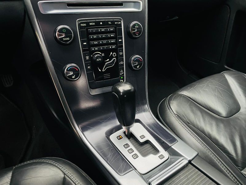 Volvo XC60 2.4D5 5V 4x4 AUT TAŽNÉ SERVISK - fotka 43 z 47