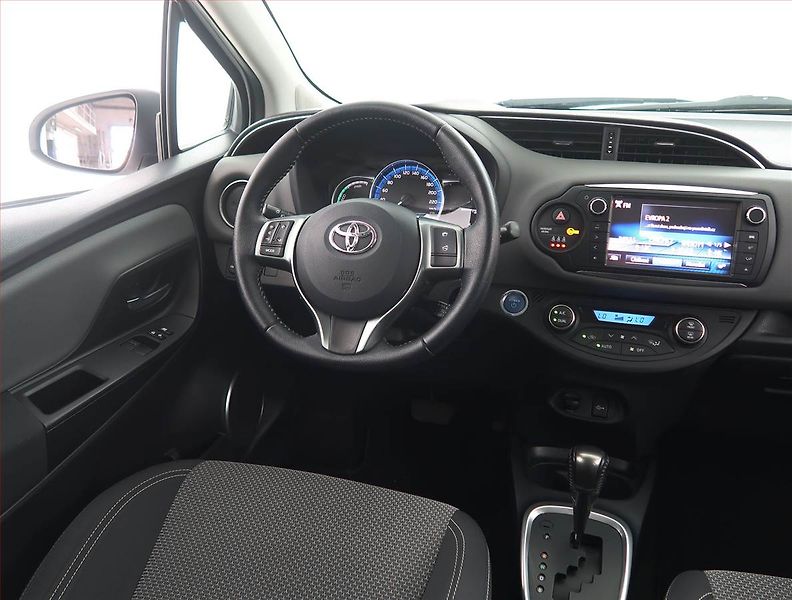 Toyota Yaris (2015) 1.5 Hybrid, Automat, Tempomat - fotka 7 z 23