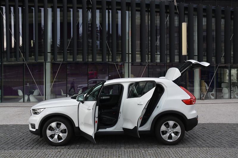 Volvo XC40 (2020) 2,0 D3 DRIVE-E Momentum PRO Aw - fotka 5 z 45