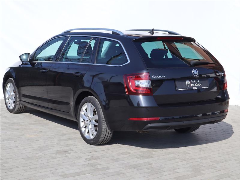 Škoda Octavia 2,0 TDi DSG Style ACC LED - fotka 4 z 41