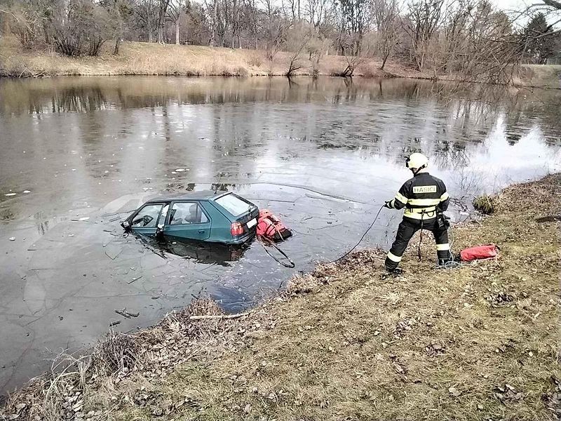 Ke kuriózní nehodě vyjížděli v sobotu přerovští profesionální hasiči. Auto skončilo v městském rybníce.