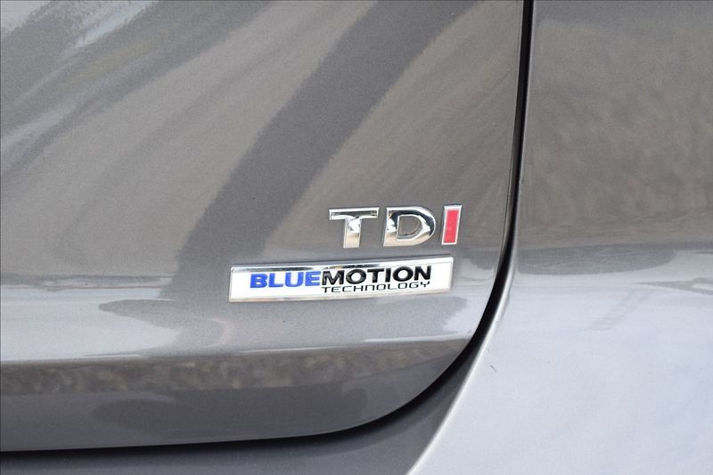 Volkswagen Touran 1,6 TDI 77KW BIXENON TAŽNÉ - fotka 9 z 40
