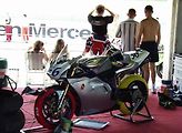 Momentka z motocyklových závodů v červenci 2002.