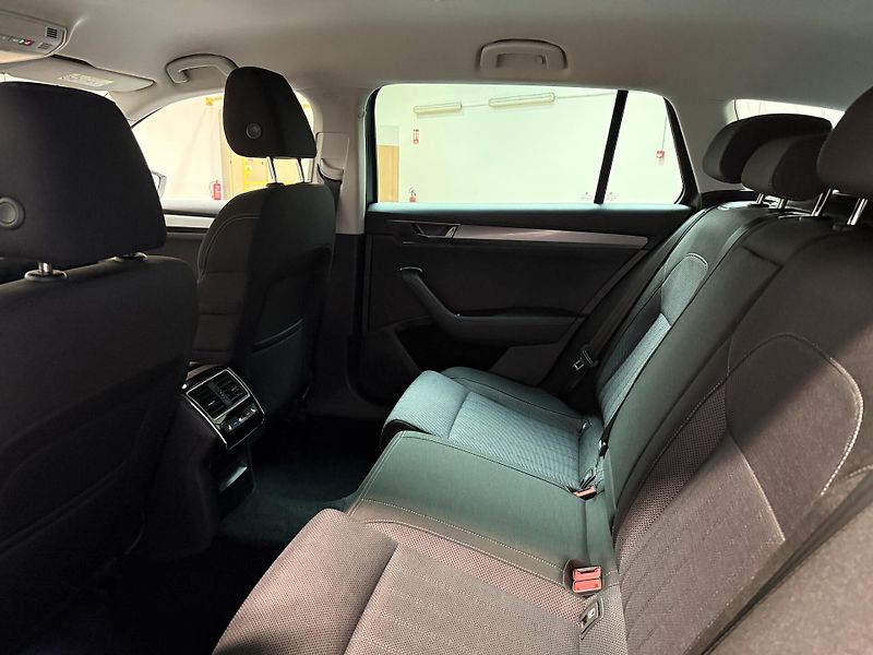 Škoda Superb 2.0 TDI 147kW 4x4 Style Combi - fotka 11 z 13
