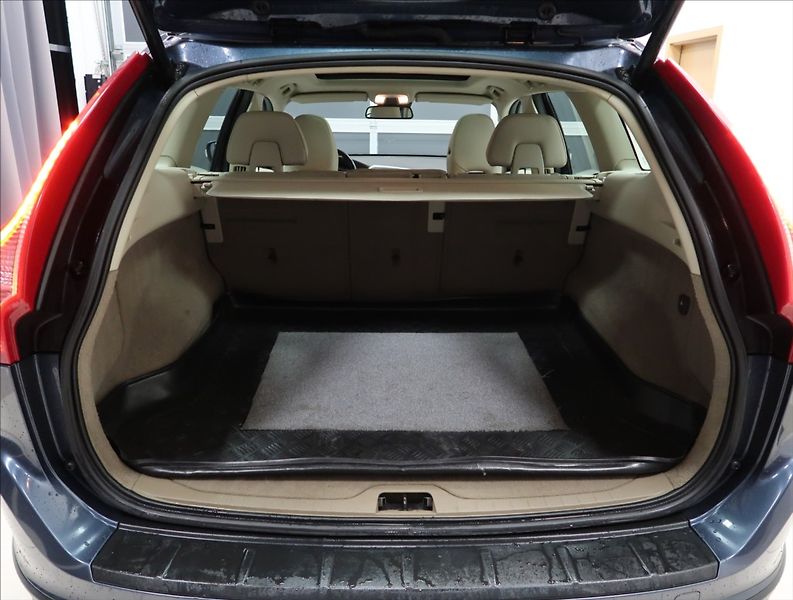 Volvo XC60 2,4 D5 AWD AUT - fotka 9 z 23