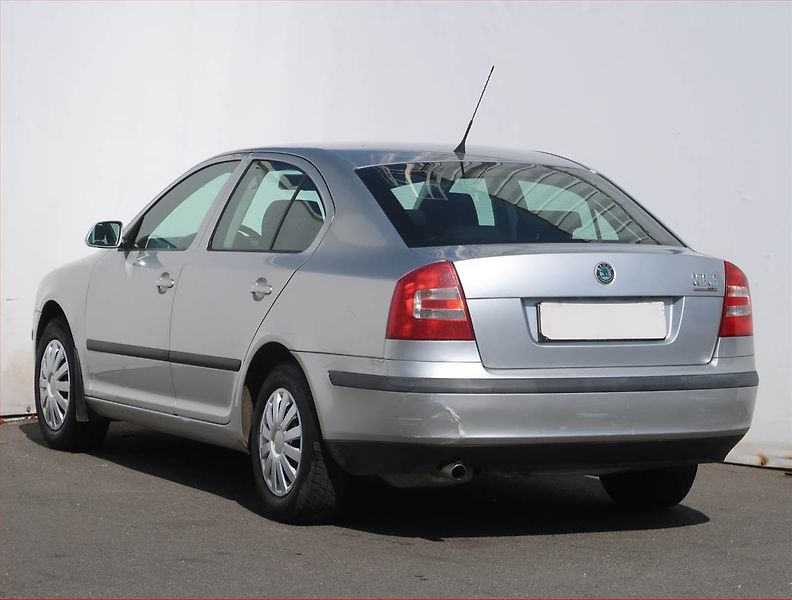 Škoda Octavia (2008) Ambiente 1.6, nová STK, Klima - fotka 4 z 15