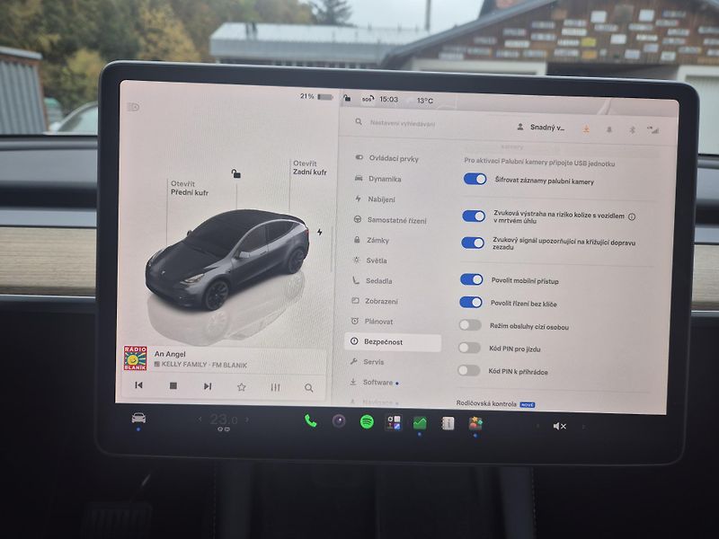 Tesla Model Y RWD 220kw TZ SOH 93,6 % - fotka 25 z 49