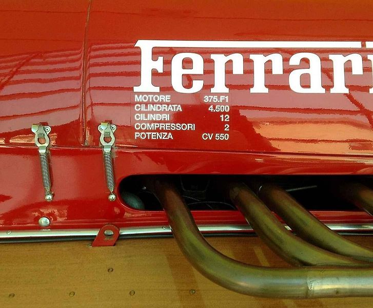 Rekordní závodní člun Arno XI - Ferrari na jedné z výstav.