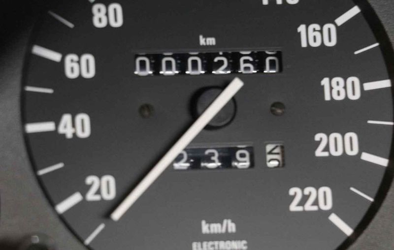 BMW 323i E30 s najetými 260 kilometry.