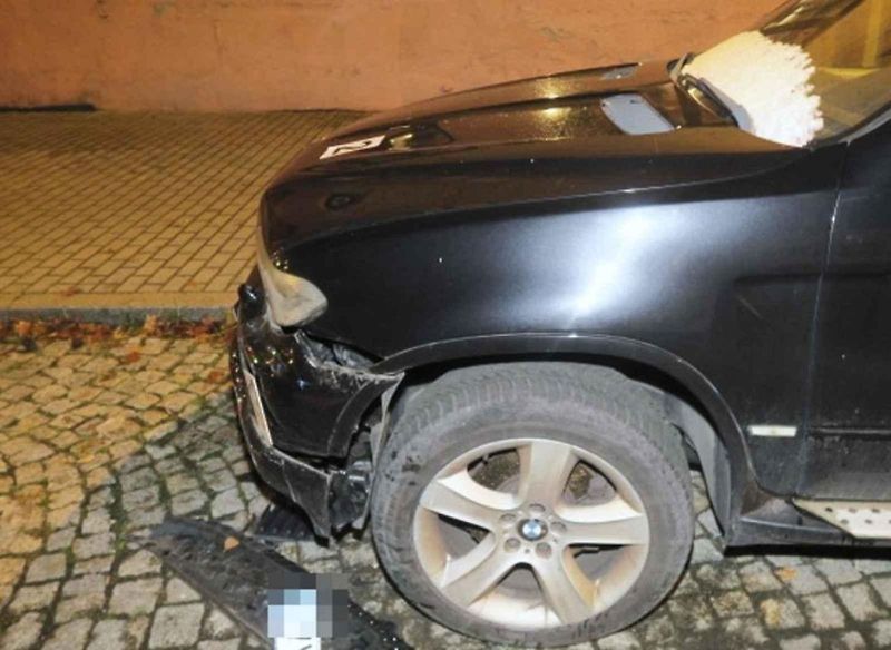 Namol opilý řidič demoloval ploty i stojící automobily.