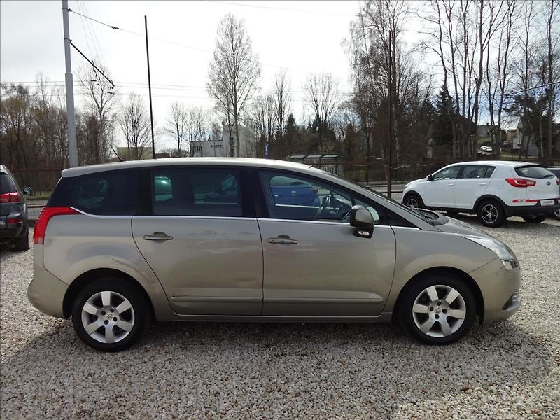 Peugeot 5008 1.6THP 115 kW - fotka 8 z 44