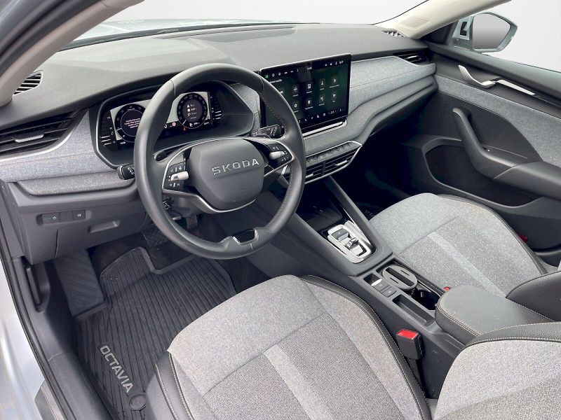 Škoda Octavia (2025) Top Selection 1.5 TSI e-TEC 11 - fotka 5 z 35