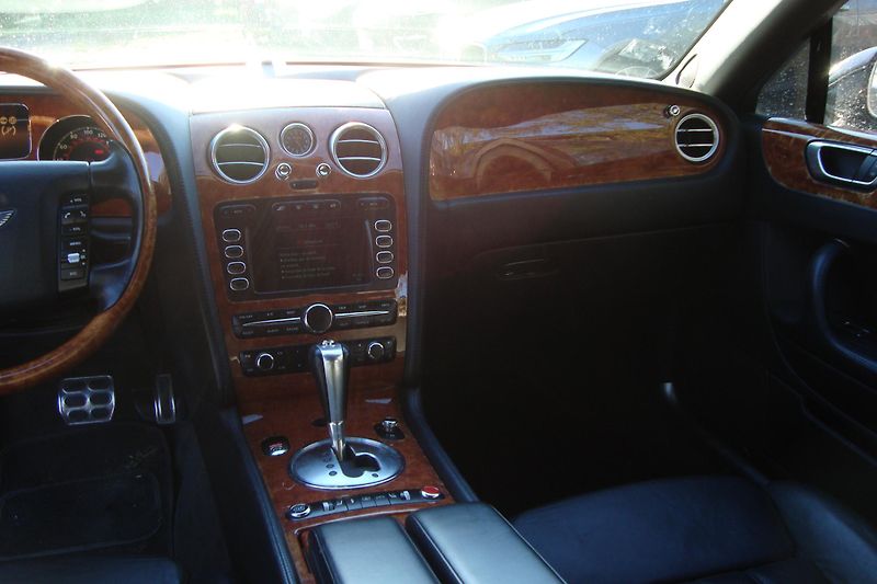 Bentley Continental Flying Spur (2006) 6.0 V12 TwinTurbo - fotka 24 z 54