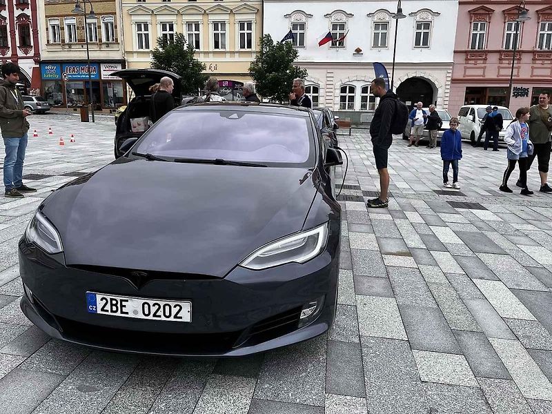 Sraz elektromobilů na náměstí ve Valašském Meziříčí, 5. srpna 2023.