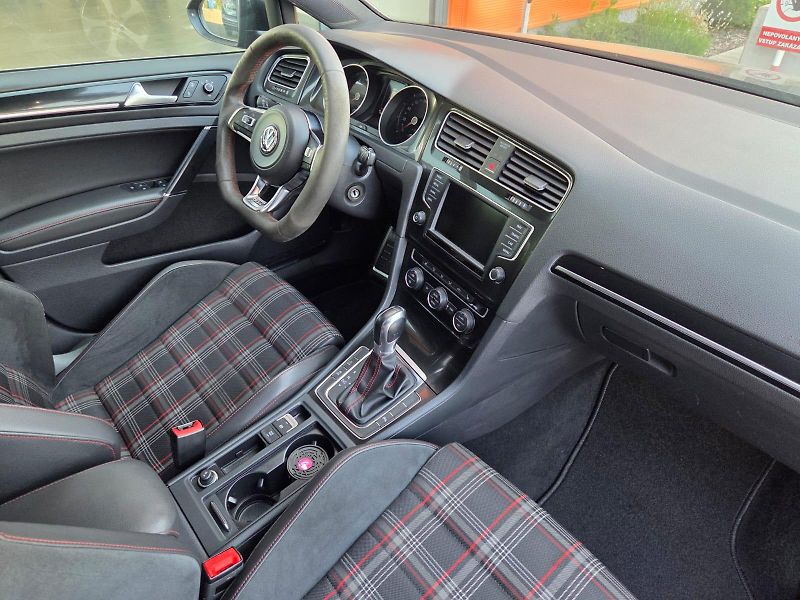 Volkswagen Golf (2016) 2.0 TSI GTI - fotka 5 z 11