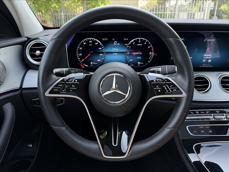 Mercedes-Benz Třídy E 300de 4Matic - fotka 13 z 34