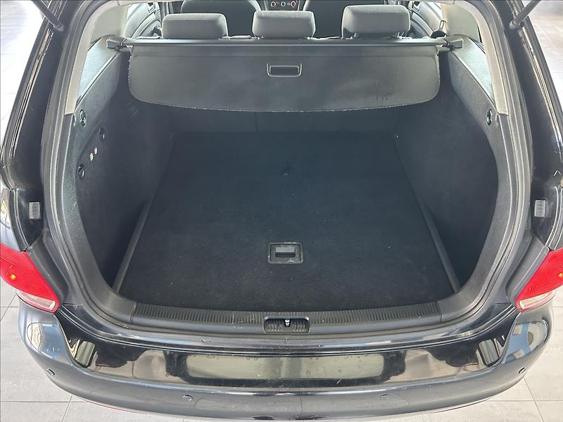 Volkswagen Golf 1,6   TDI,SERVISKA,2.MAJITEL - fotka 21 z 22