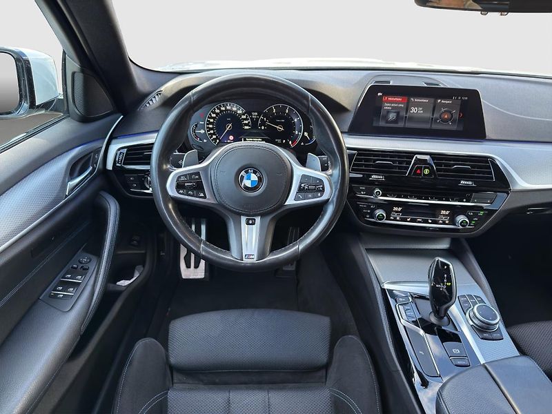 BMW Řada 5 540d xDrive Touring - fotka 10 z 21
