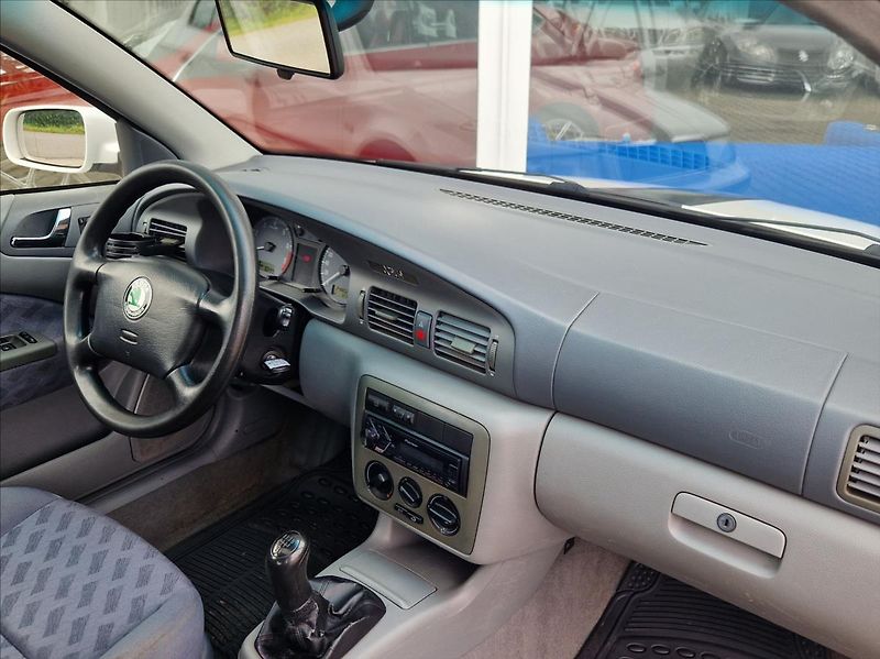 Škoda Octavia 1,8 20V 92kW KLIMA TAŽNÉ ŠÍBR - fotka 16 z 28