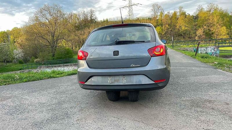 Zepředu vypadá jako běžný hatchback, pod kapotou má klasický motor, nechybí airbagy ani poctivá karoserie.