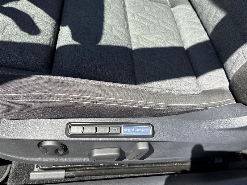 Volkswagen Passat 2,0 KAMERA 360,KEYLESS,VIRTUAL - fotka 12 z 31