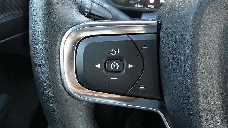 Volvo XC40 T2 FWD Momentum Core - fotka 11 z 22