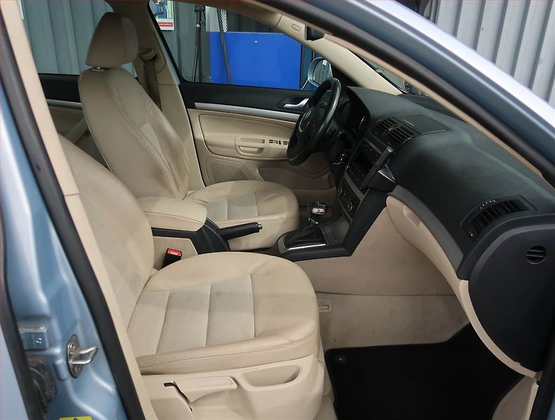 Škoda Octavia (2010) Elegance 2.0 TDI, Automat - fotka 9 z 19