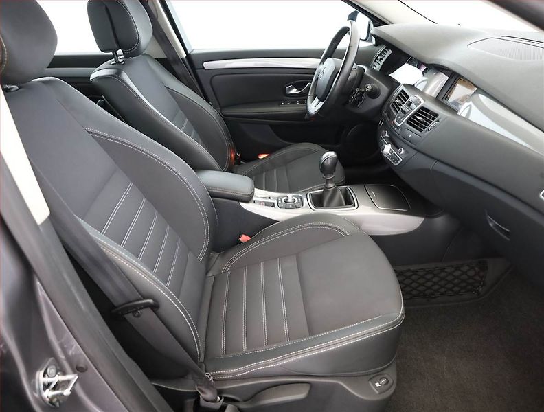 Renault Laguna (2012) 2.0 dCi, Navi, Xenony - fotka 7 z 15
