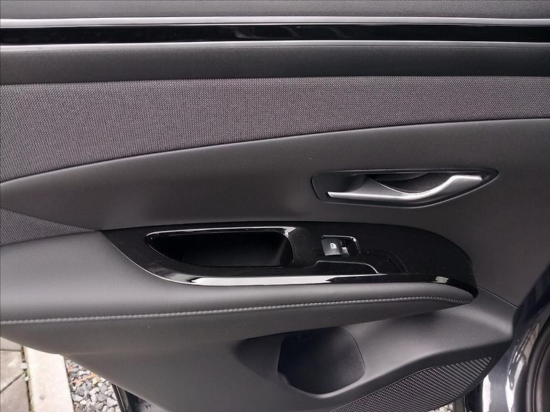 Hyundai Tucson 1,6 T-GDI MHEV SMART DCT - fotka 19 z 22