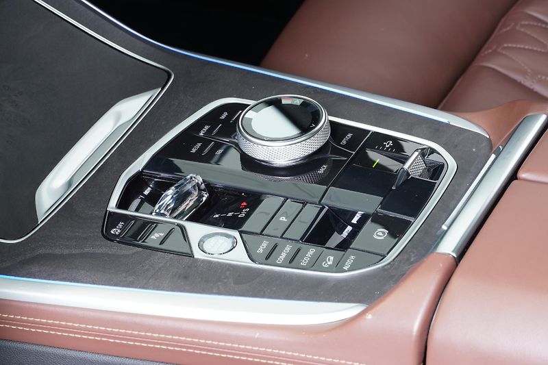BMW X7 Xdrive40d,M-paket,HUD,360,Tažn - fotka 31 z 47
