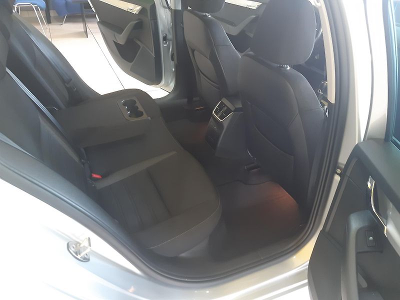 Škoda Octavia 1.6 TDI DSG NAVI APP - fotka 25 z 28