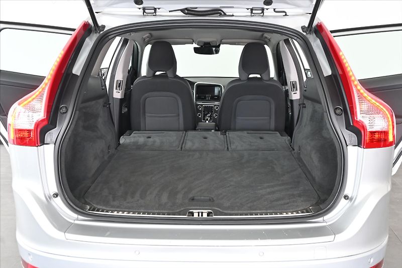 Volvo XC60 2,4 D5 133 kW AT6 AWD Záruka a - fotka 7 z 28