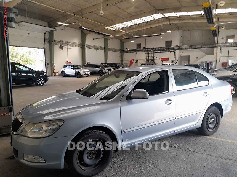 Škoda Octavia (2010) 1.6, AC, výhřev sed - fotka 1 z 3