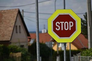 Značka Stůj, dej přednost v jízdě. Lidově se jí říká Stopka.