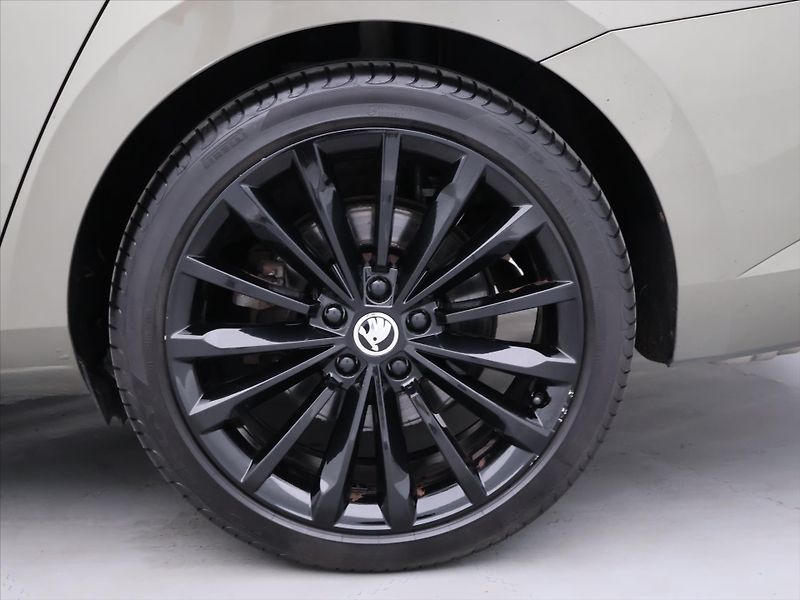 Škoda Superb 2.0 TSI 206kW DSG CZ L&K - fotka 30 z 37