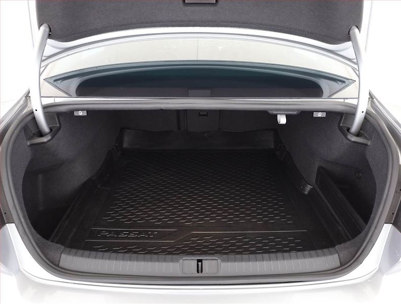 Volkswagen Passat (2020) R-Line 2.0 TSI - fotka 20 z 21