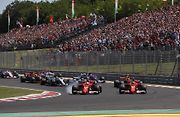 F1 2017 GP Maďarska - Sebastian Vettel a Kimi Raikkonen (Ferrari) první zatáčka závodu