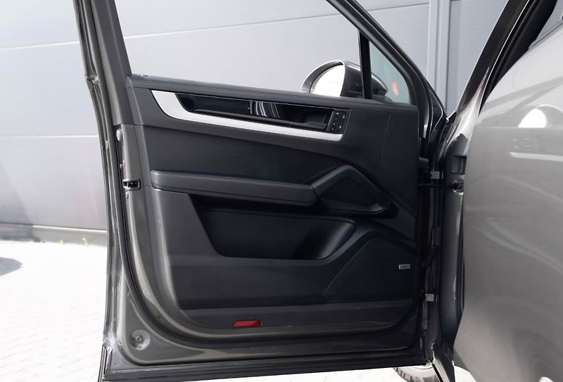 Porsche Cayenne E-Hybrid Pano BOSE PASM InnoDr - fotka 7 z 17