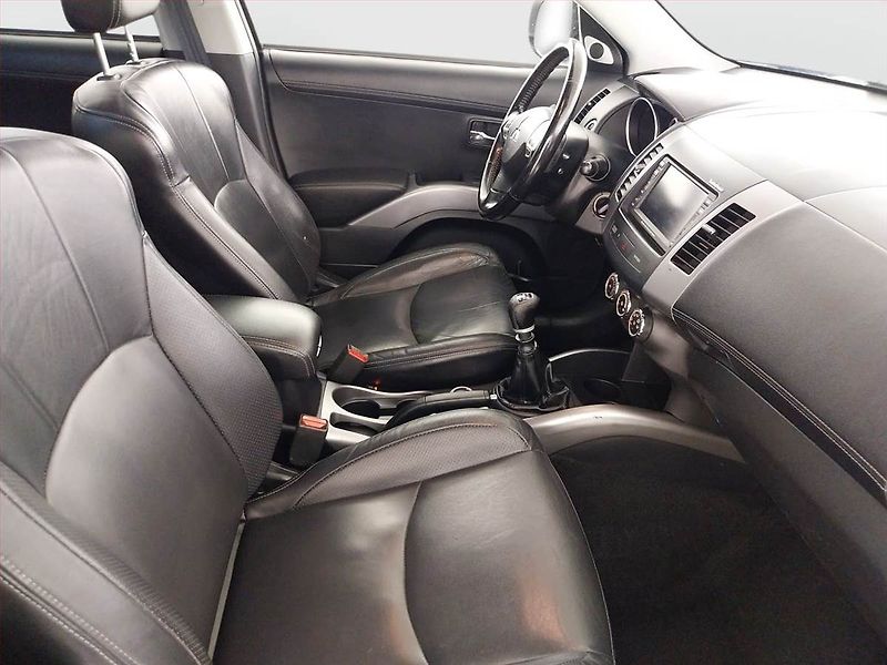 Mitsubishi Outlander (2011) 2.2 DI-D, 4X4, 7 míst - fotka 9 z 21