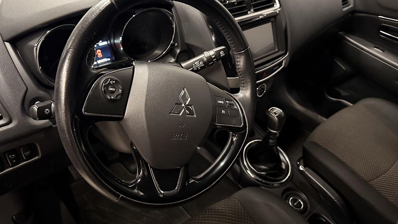 Mitsubishi ASX (2016) 1.6Di-D, ČR,4X4 - fotka 31 z 56