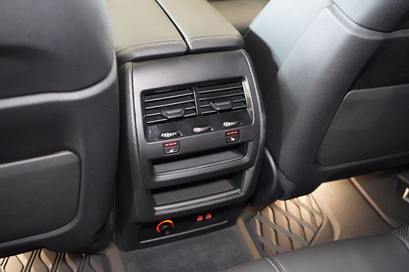 BMW X5 30d xDrive, Masáž, Nezávislé - fotka 42 z 44