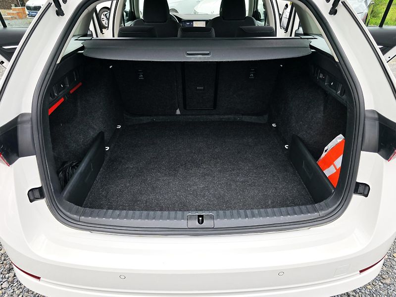 Škoda Octavia 2.0TDI DSG STYLE+ MATRIX TAŽNÉ - fotka 20 z 50