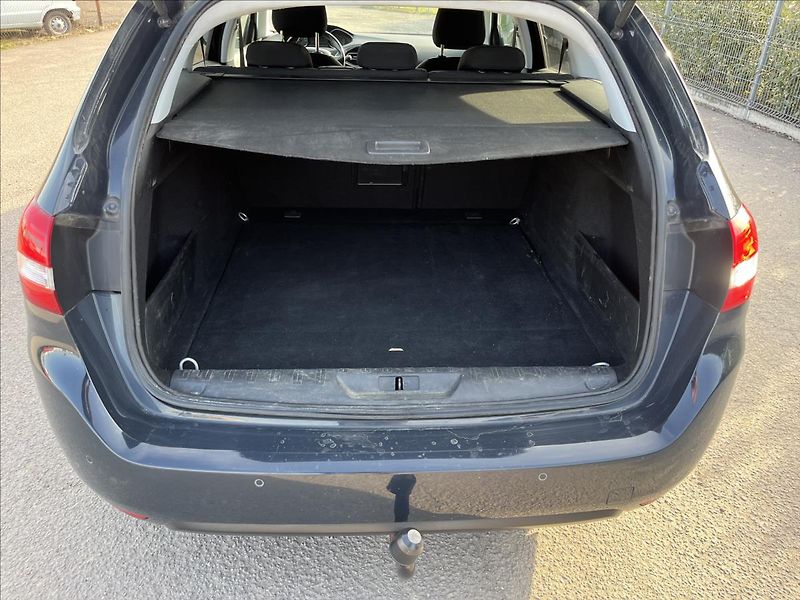 Peugeot 308 1,5 HDi STYLE KLIMA TAŽNÉ ALU - fotka 31 z 40