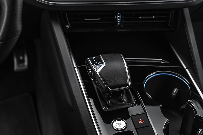 Volkswagen Touareg R-line 4M Vzduch IQ Ergo - fotka 17 z 24