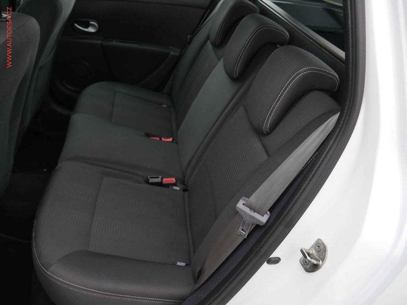Renault Clio (2009) 1.6i, AT, navi, AC - fotka 10 z 14